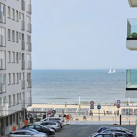 Met Zeezicht - The Waves - Odette Aan Zee Ostenda